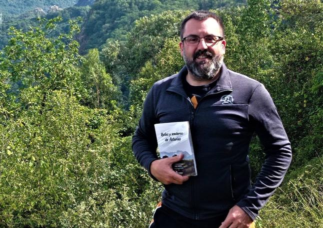 Toño Huerta con su libro «Rutas y Senderos de Asturias»