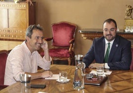 Ovidio Zapico (IU) y Adrián Barbón, en julio del año pasado, en una de las reuniones para negociar el pacto de Gobierno.