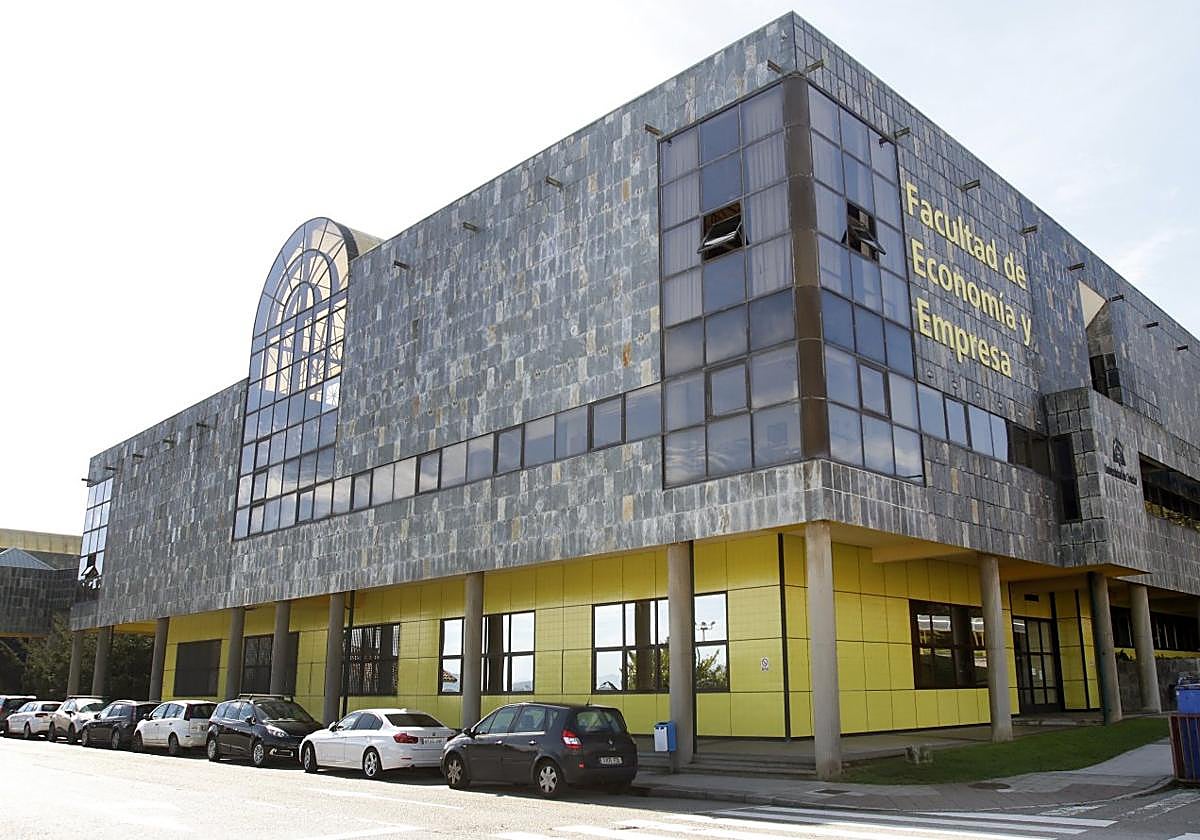 La facultad de Economía y Empresa ubicada en el campus de El Cristo.