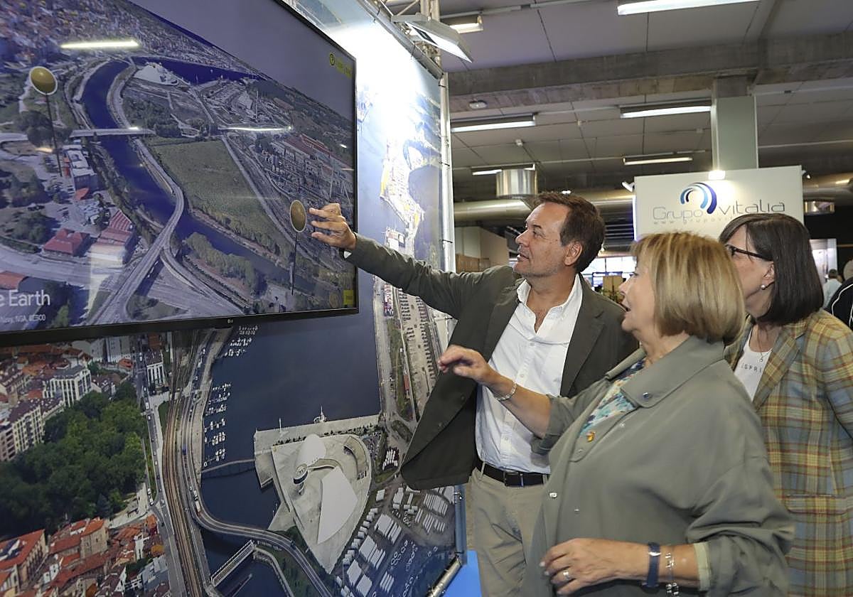 Mariví Monteserín, Francisco Blanco y Nieves Roqueñí observan el mapa interactivo de Avilés.