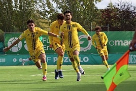 Nico Fernández, a la derecha, celebra un gol con el Alcorcón B.