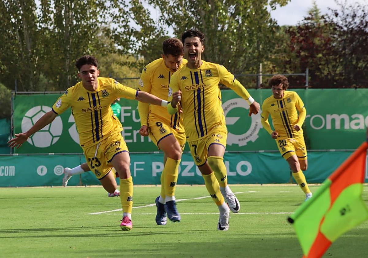 Nico Fernández, a la derecha, celebra un gol con el Alcorcón B.