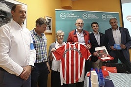 Representantes de la Cocina Económica y del Sporting, durante la firma del convenio.