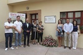 Alfonso Baldomir, el concejal Jorge González-Palacios, Jesús Martínez Salvador, Carmen Moriyón, Margarita García y Valeria, Julio y Victoria Zapatero, junto a la placa en el patio de cuadrillas.
