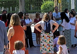 Turistas en la plaza de la Escandalera