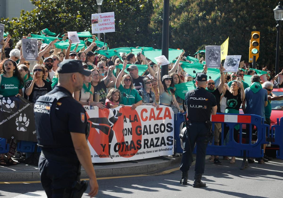 Tensión y peinetas en la marcha antitaurina