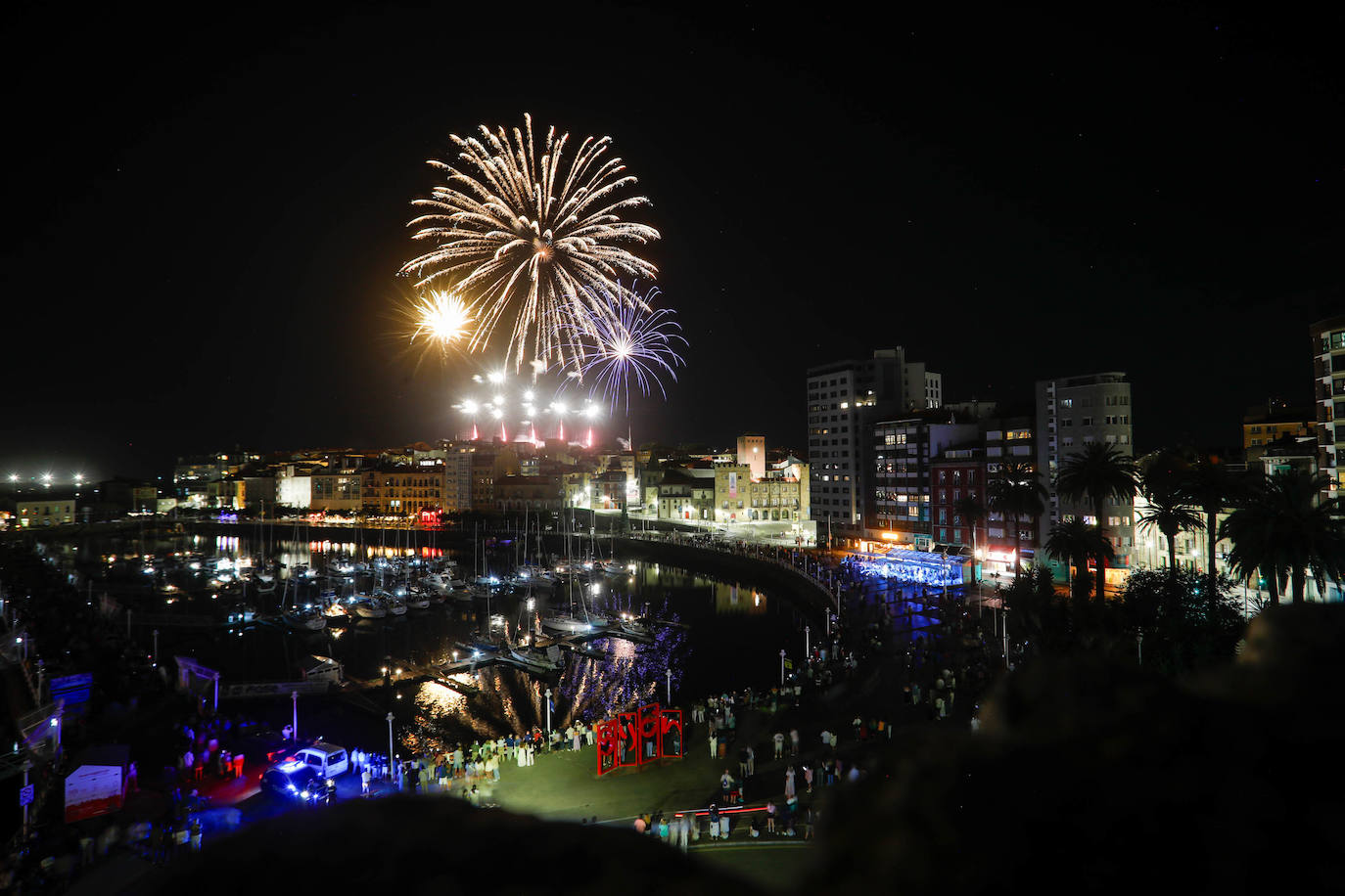 Una explosión de luz, música y color en la Noche de los Fuegos