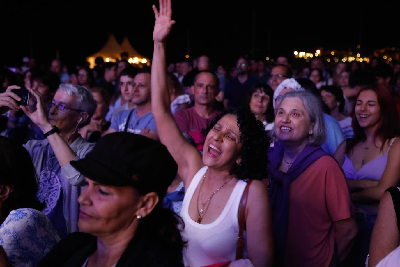 Una explosión de luz, música y color en la Noche de los Fuegos