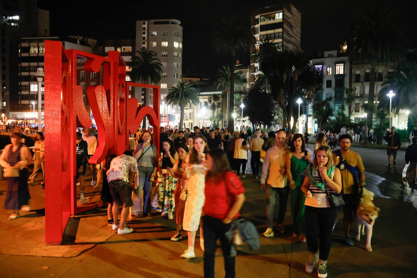 Una explosión de luz, música y color en la Noche de los Fuegos