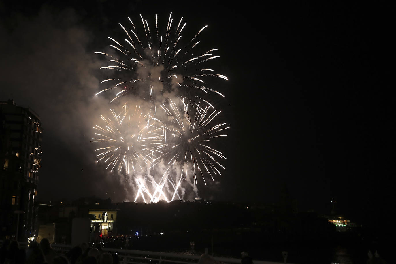 Una explosión de luz, música y color en la Noche de los Fuegos