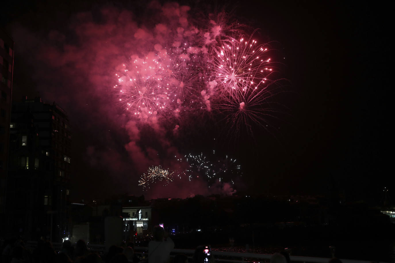 Una explosión de luz, música y color en la Noche de los Fuegos