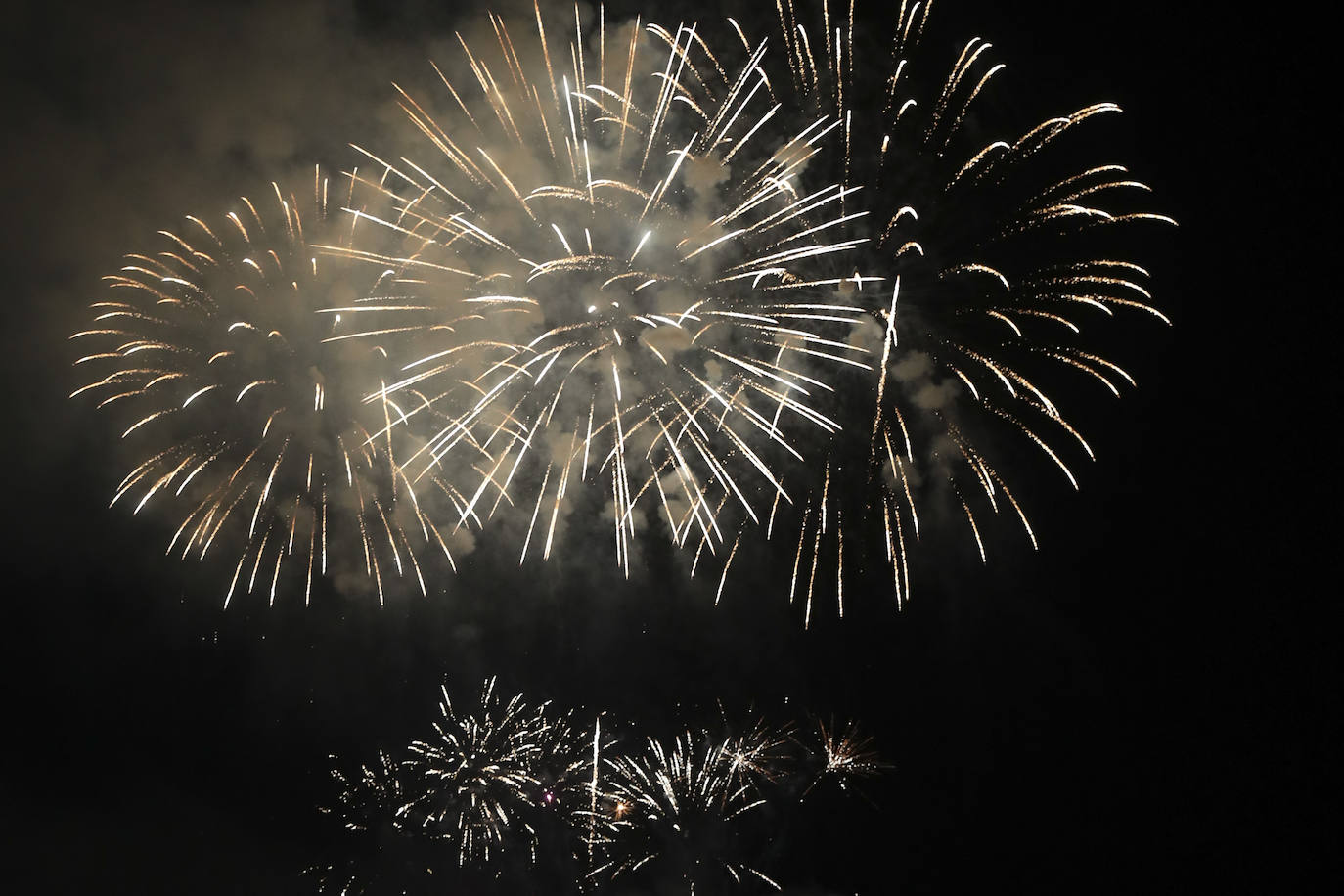 Una explosión de luz, música y color en la Noche de los Fuegos