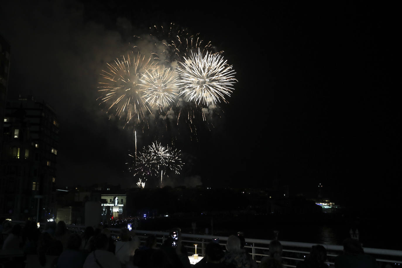 Una explosión de luz, música y color en la Noche de los Fuegos