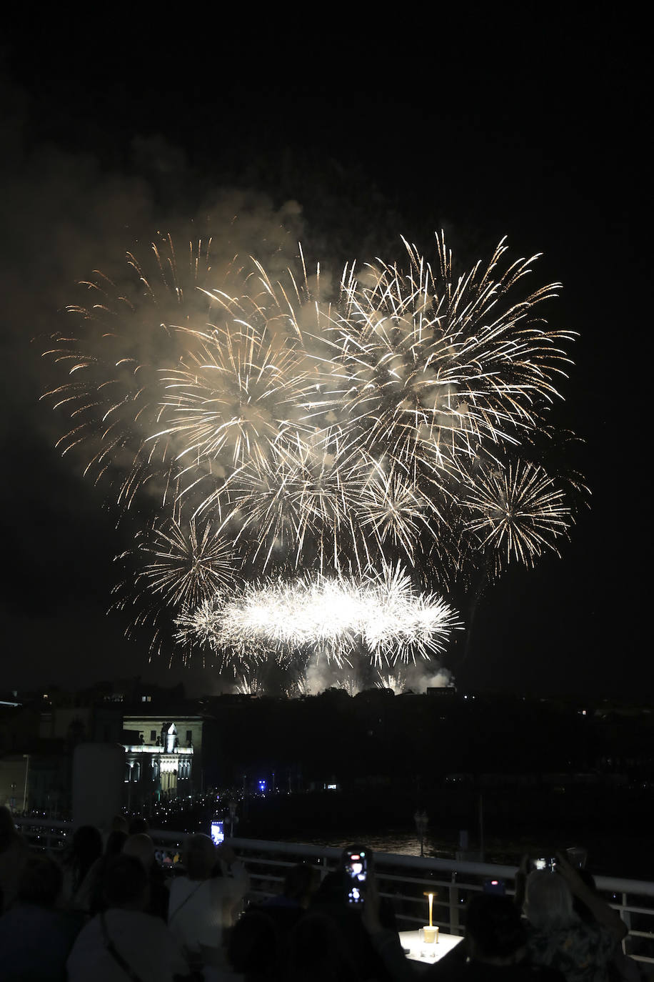 Una explosión de luz, música y color en la Noche de los Fuegos