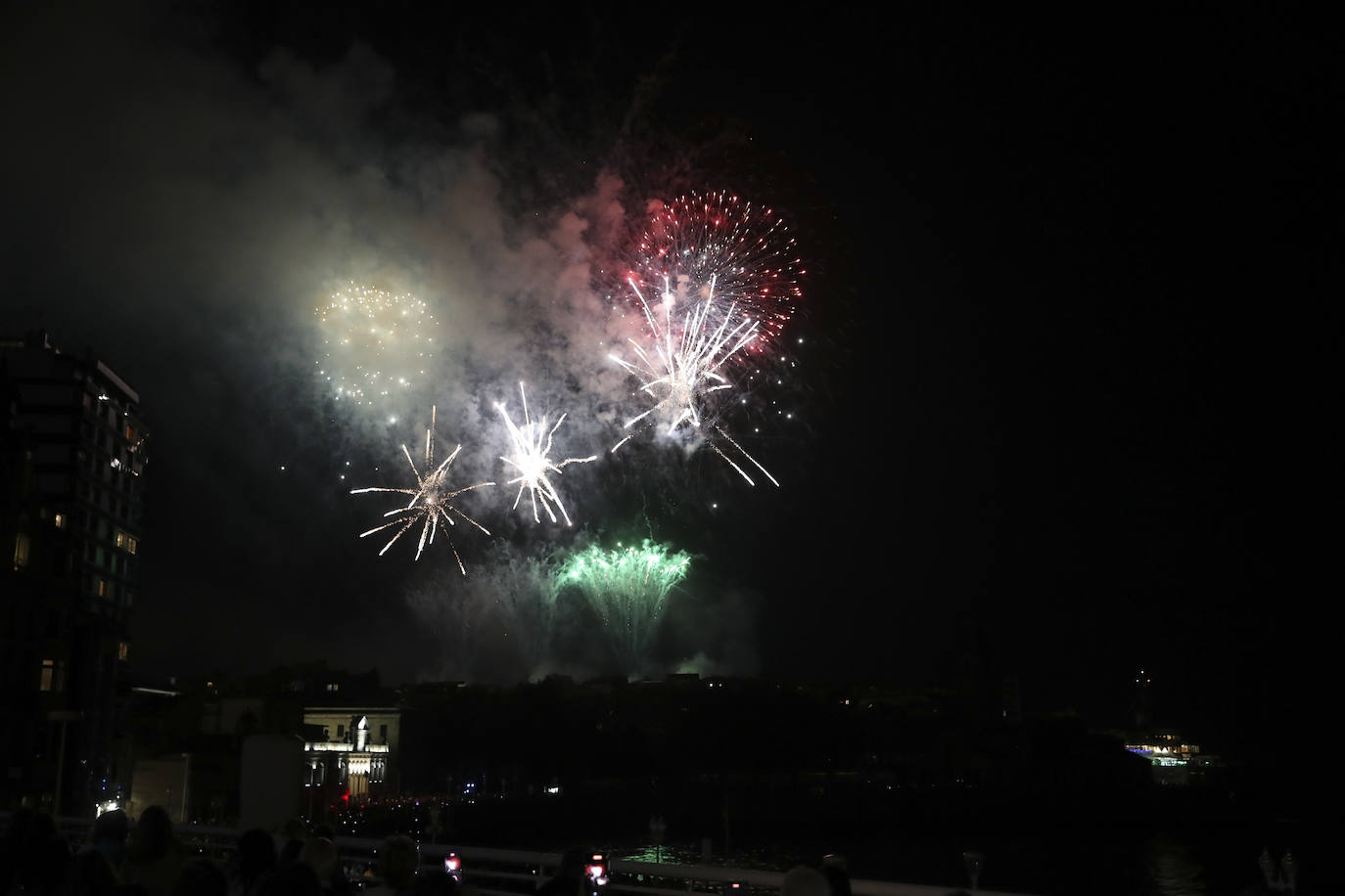 Una explosión de luz, música y color en la Noche de los Fuegos