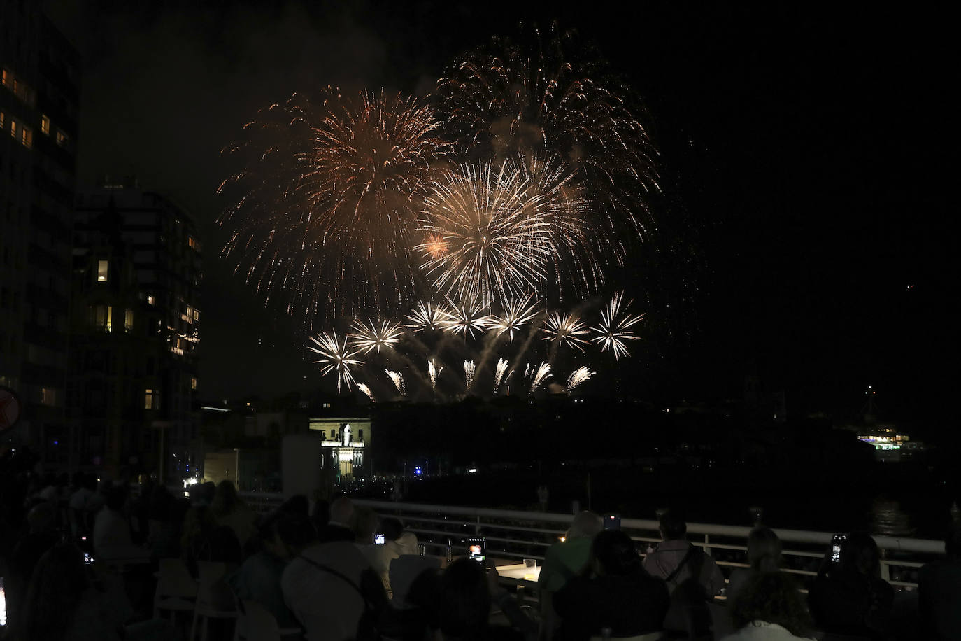 Una explosión de luz, música y color en la Noche de los Fuegos