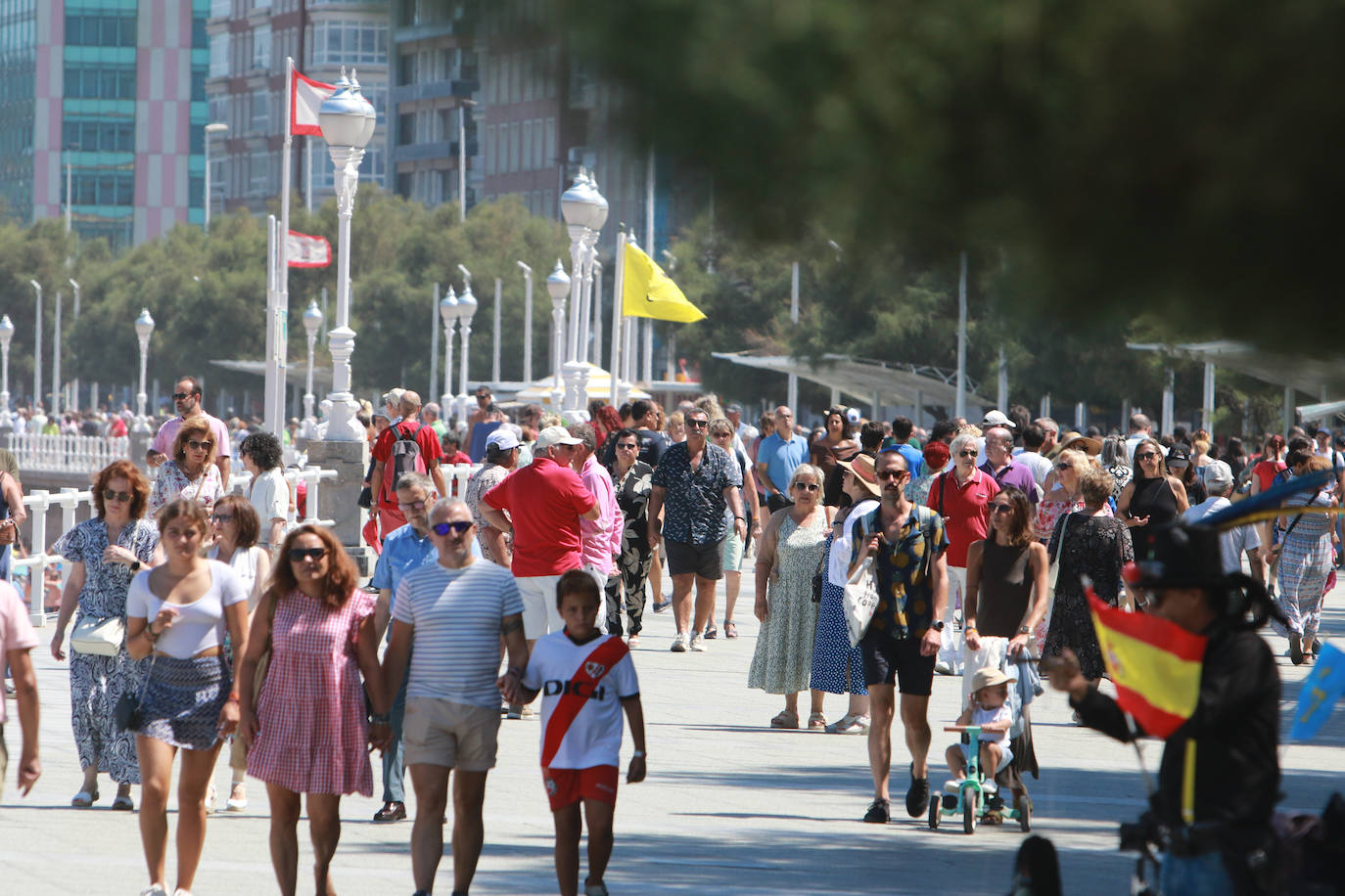 Gijón cuelga el cartel de &#039;lleno de turistas&#039;