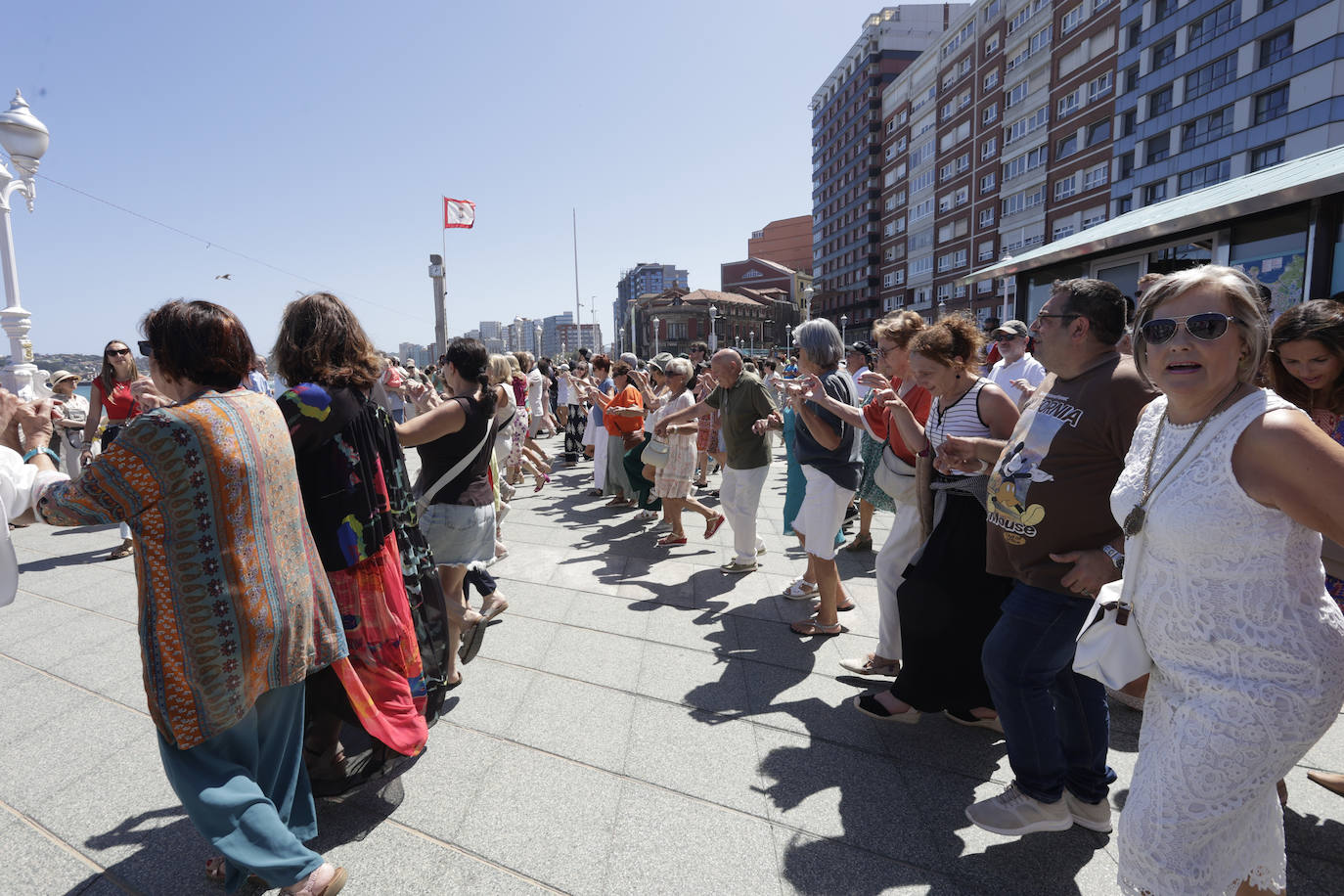 Gijón baila la danza prima y vibra con el Restallón