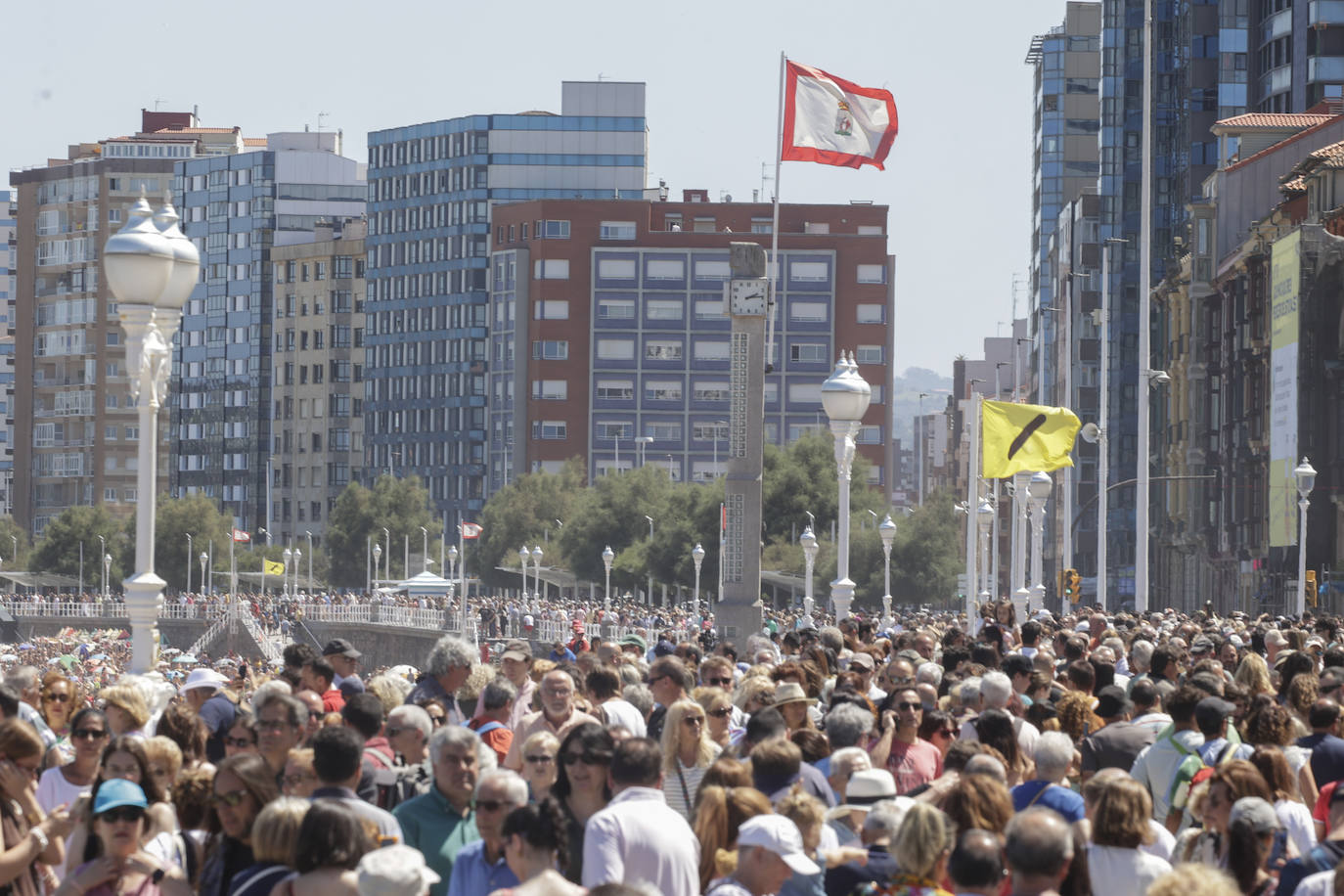 Gijón baila la danza prima y vibra con el Restallón