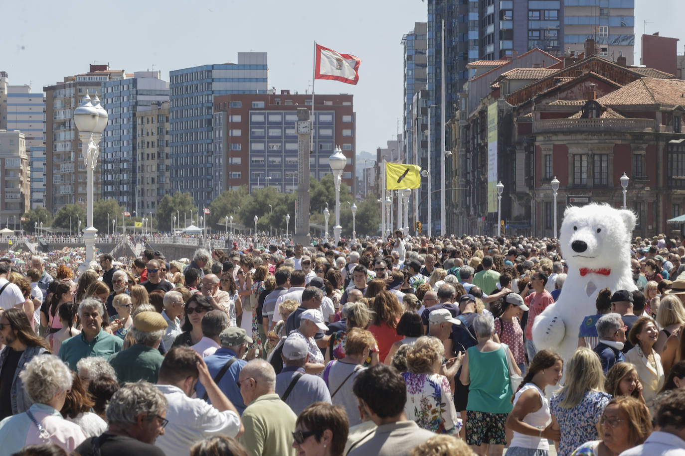 Gijón baila la danza prima y vibra con el Restallón