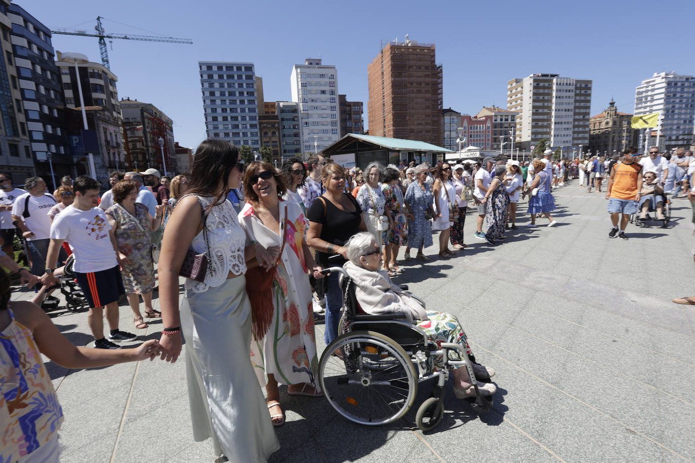 Gijón baila la danza prima y vibra con el Restallón