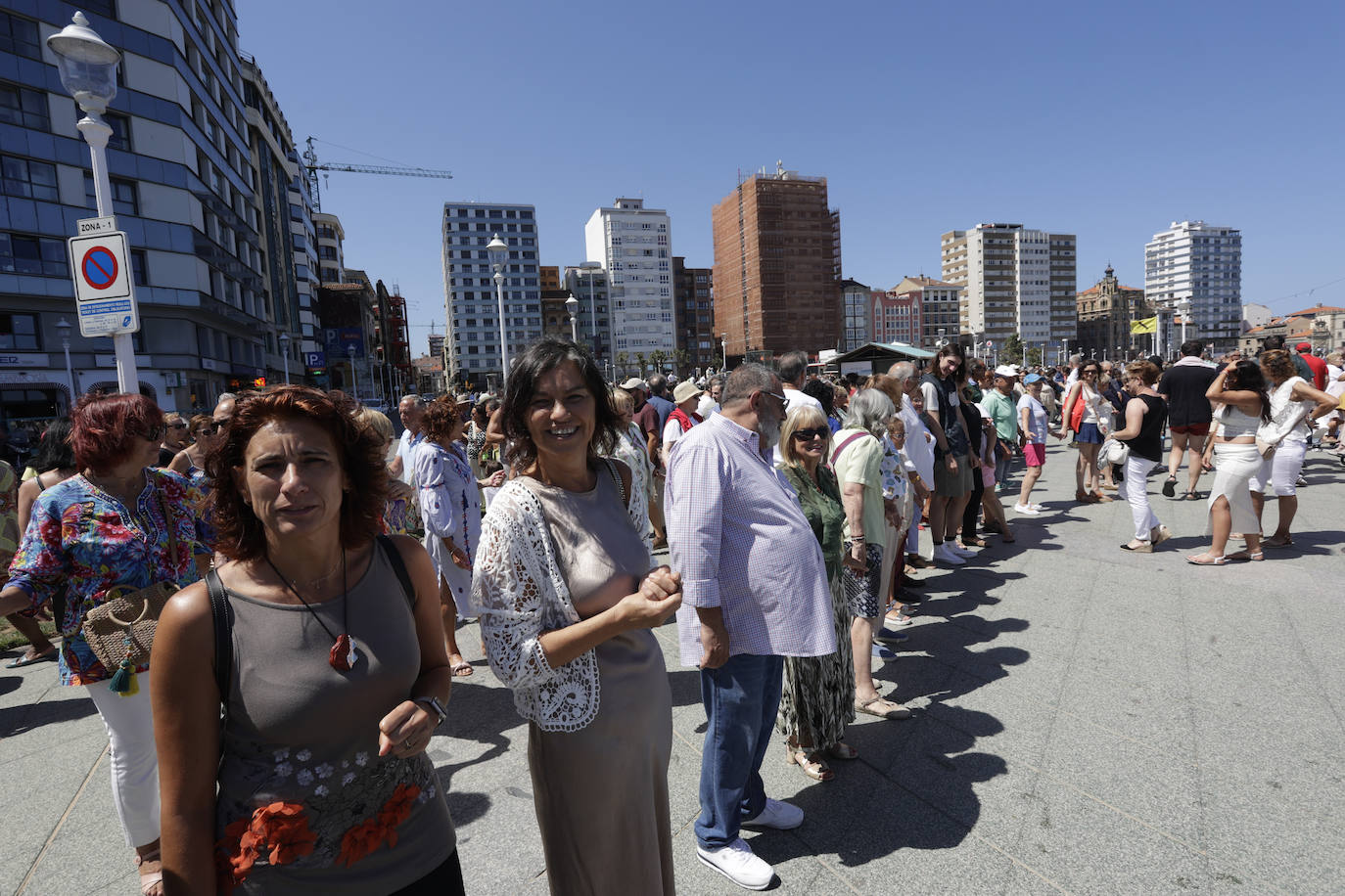 Gijón baila la danza prima y vibra con el Restallón