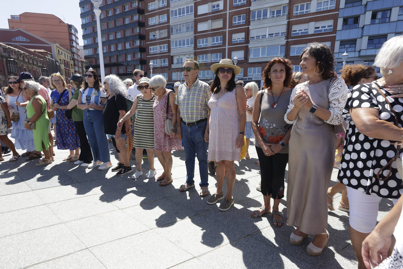 Gijón baila la danza prima y vibra con el Restallón