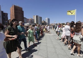 Gijón baila la danza prima y vibra con el Restallón