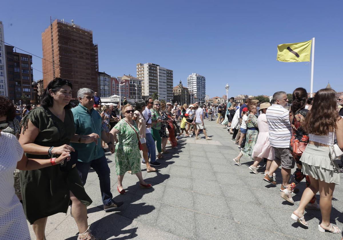 Gijón baila la danza prima y vibra con el Restallón