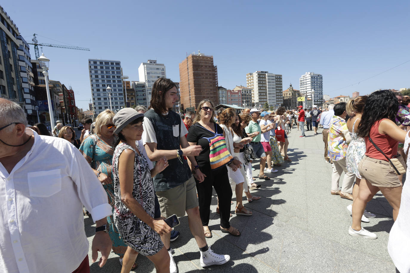 Gijón baila la danza prima y vibra con el Restallón