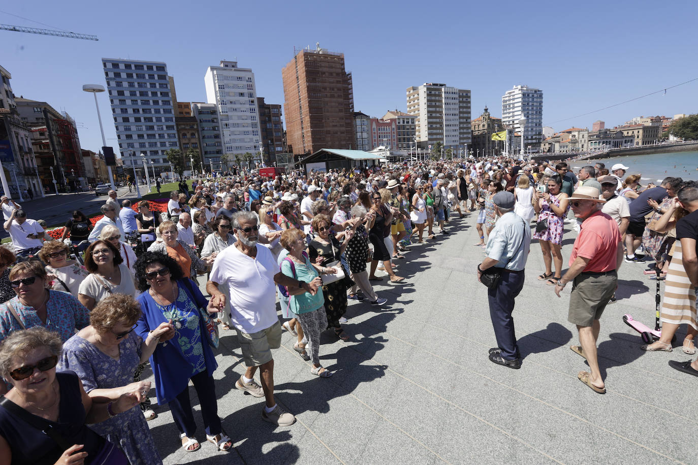 Gijón baila la danza prima y vibra con el Restallón