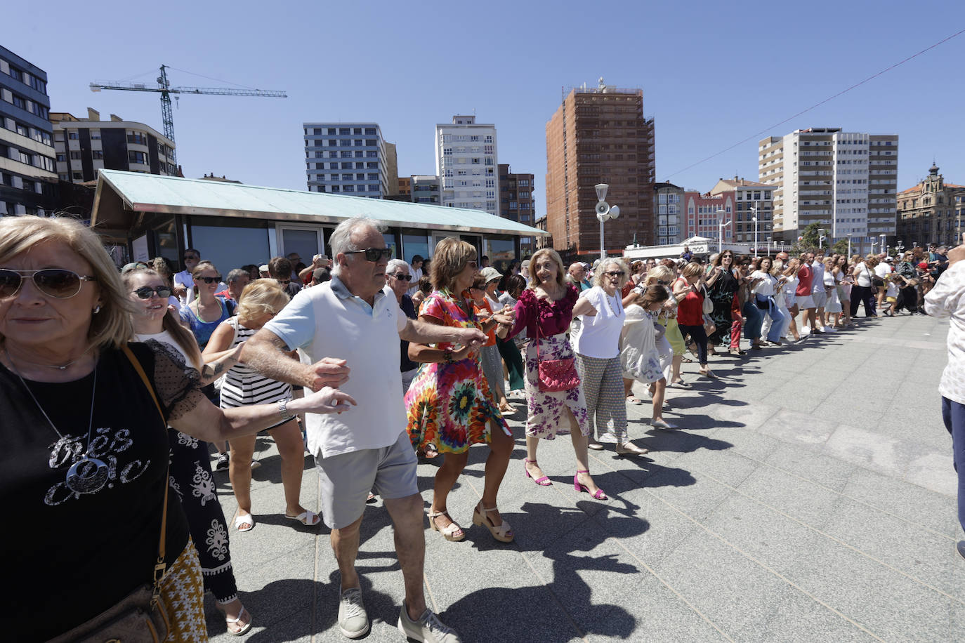 Gijón baila la danza prima y vibra con el Restallón