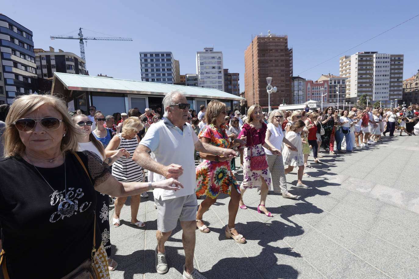 Gijón baila la danza prima y vibra con el Restallón