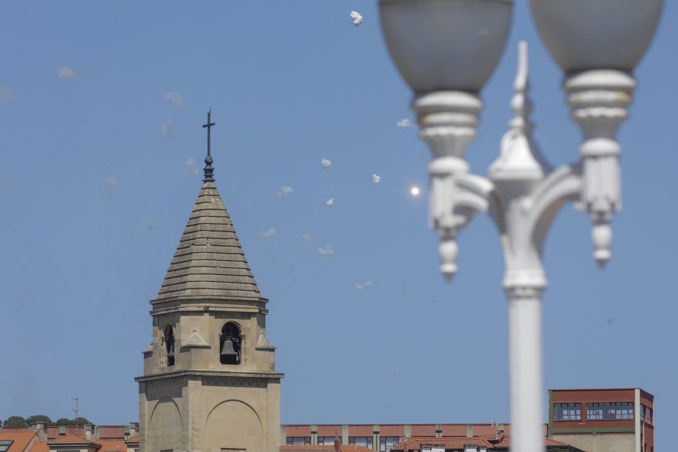 Gijón baila la danza prima y vibra con el Restallón