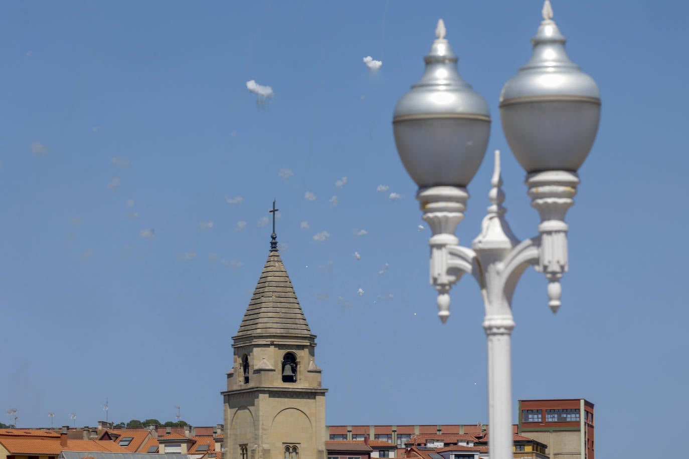 Gijón baila la danza prima y vibra con el Restallón