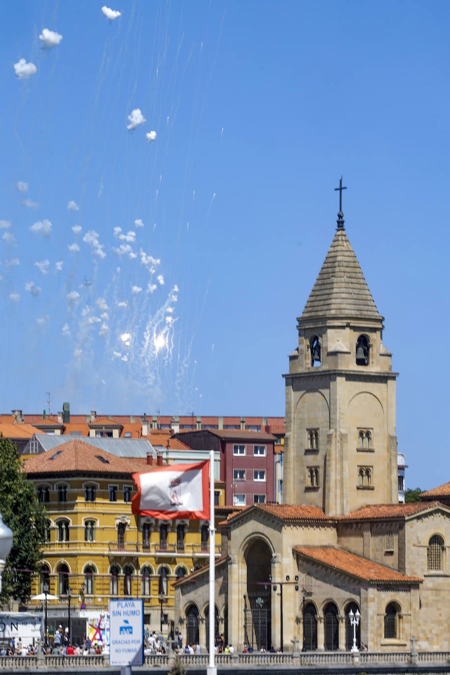 Gijón baila la danza prima y vibra con el Restallón