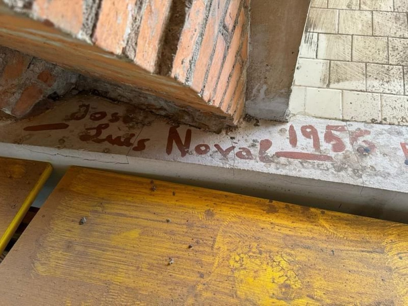 Firma de un trabajador, José Luis Noval, en 1956 dejando testimonio de su participación en la construcción de la cúpula de la Laboral.