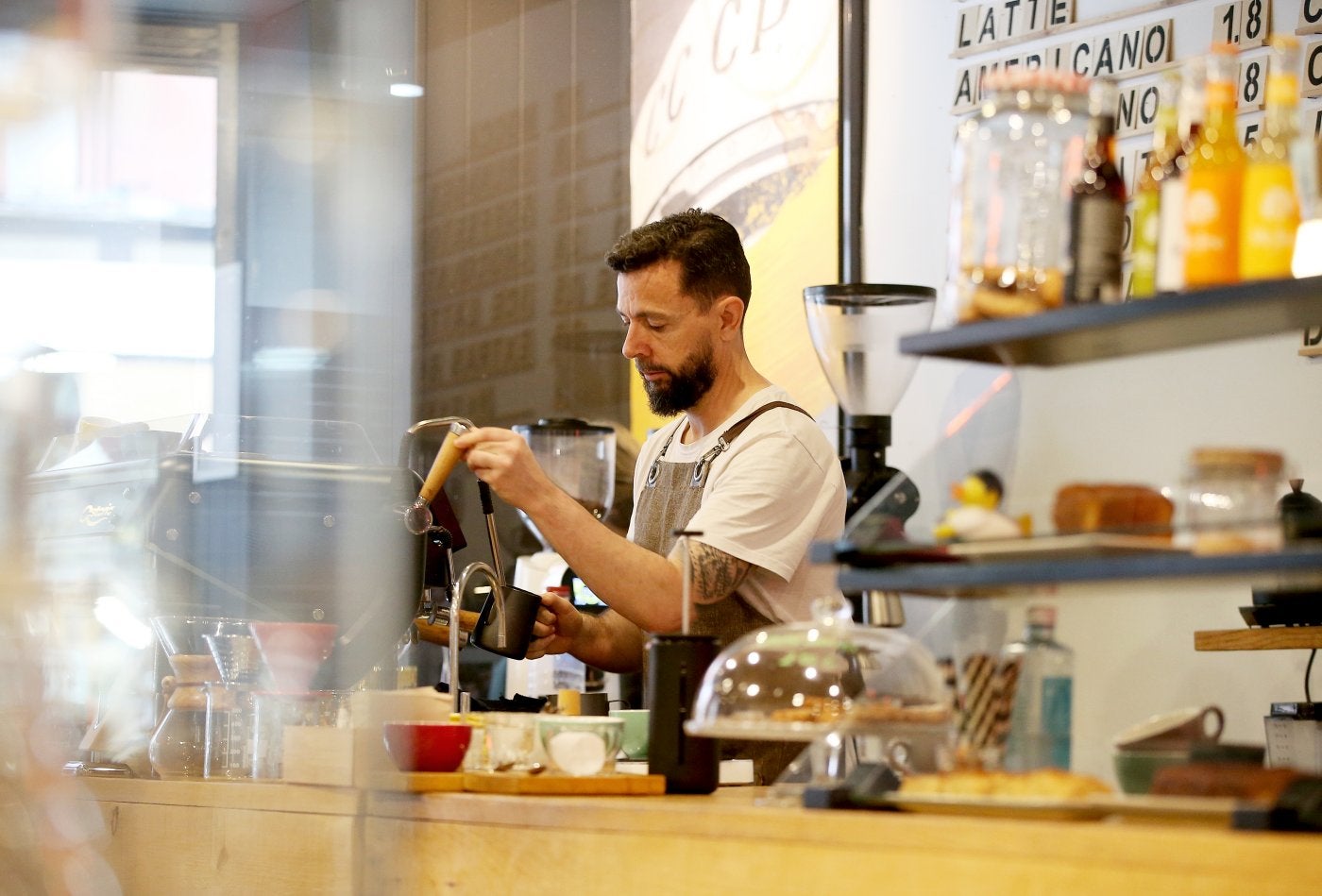 Alejandro Arbesú prepara un café de especialidad en Pionero Coffee Roasters, en Oviedo.