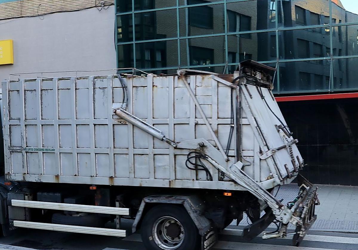 Un camión pasa por el lugar en el que se produjo el atropello.