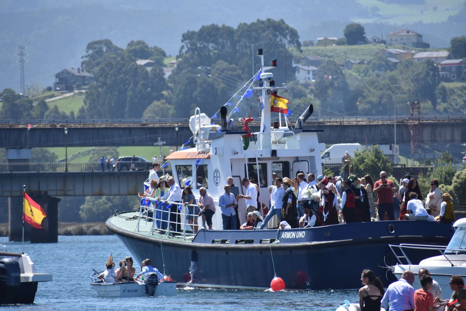 La Virgen de la Barca reina en Navia