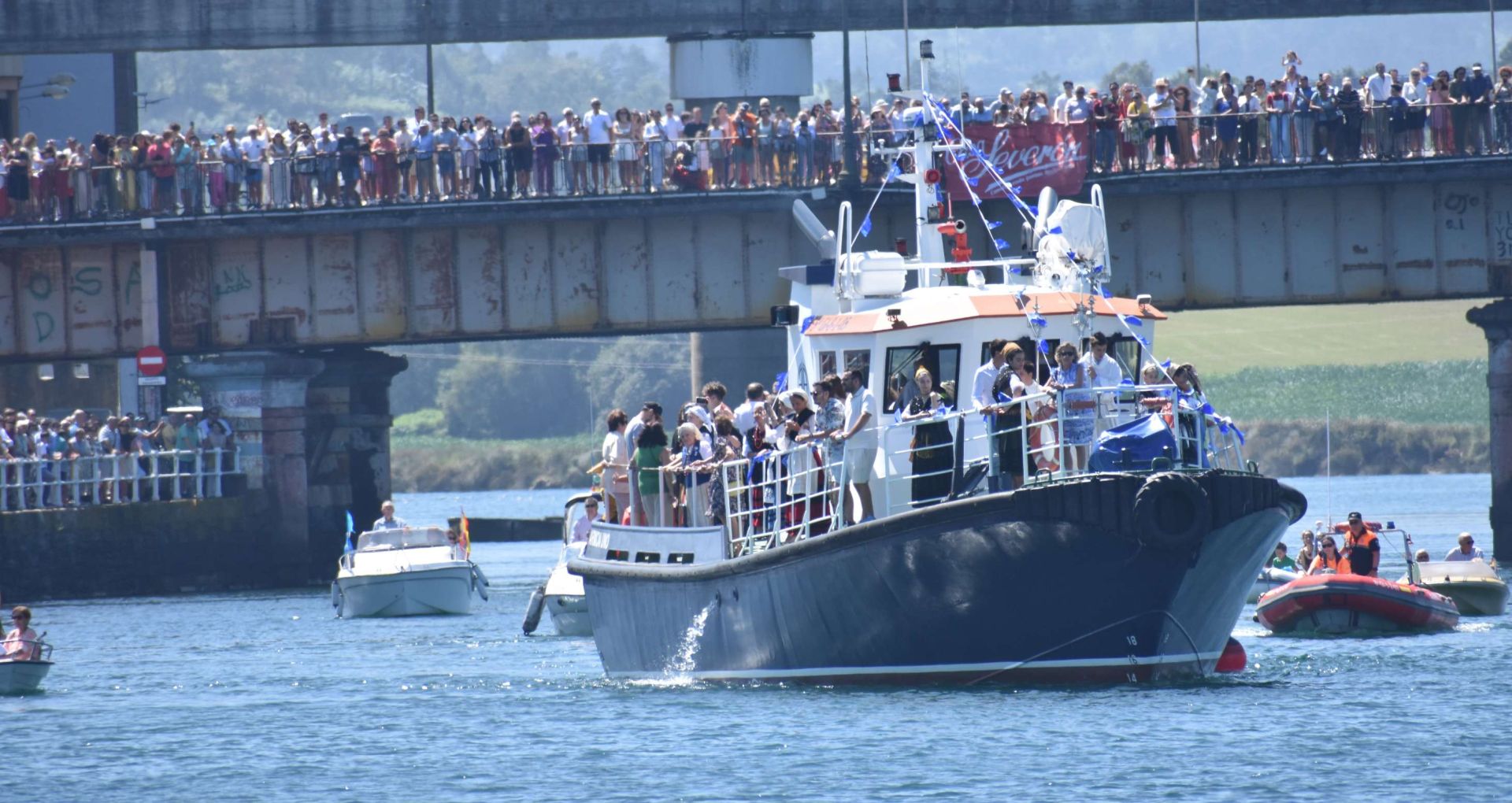 La Virgen de la Barca reina en Navia