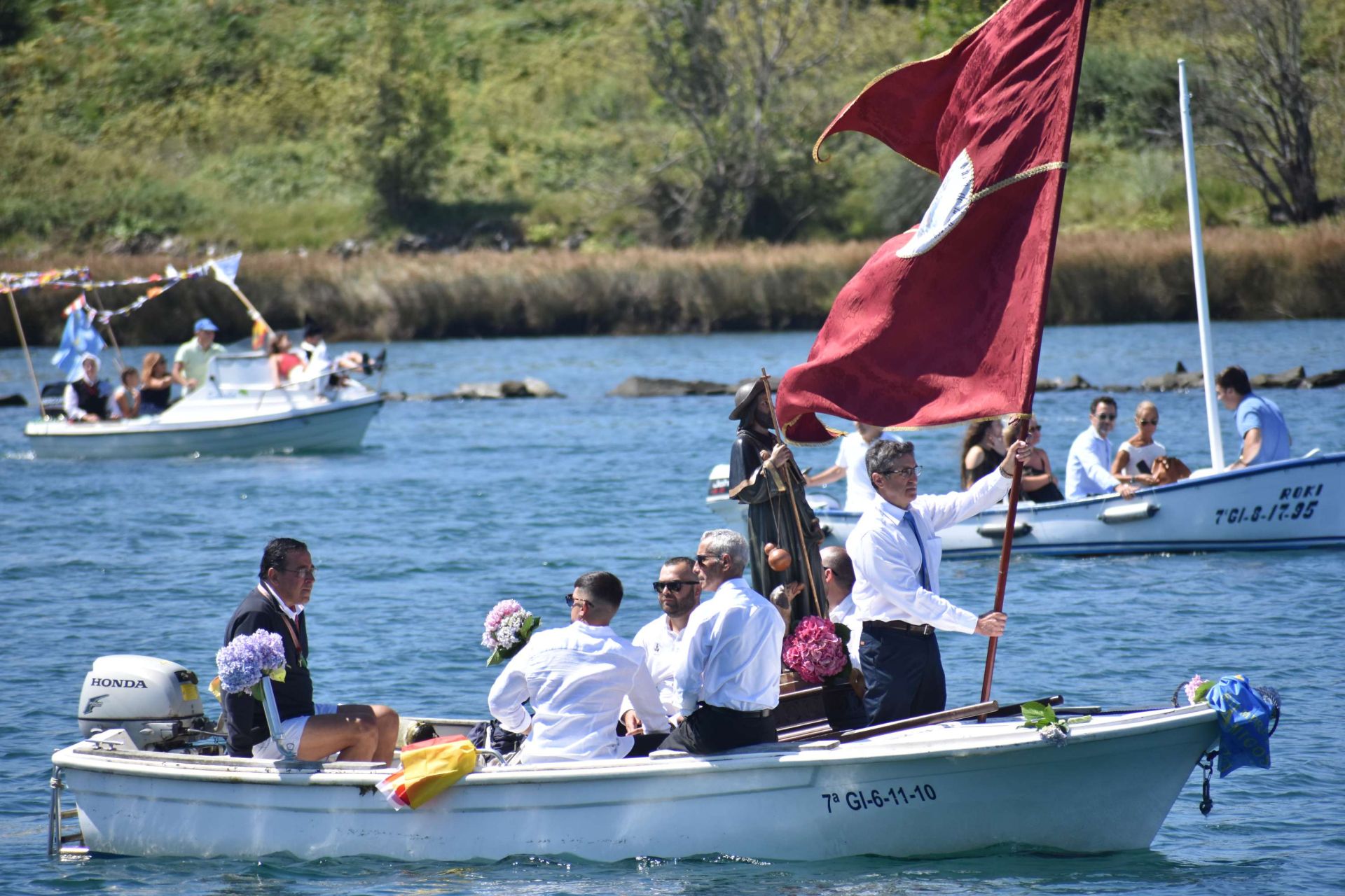 La Virgen de la Barca reina en Navia