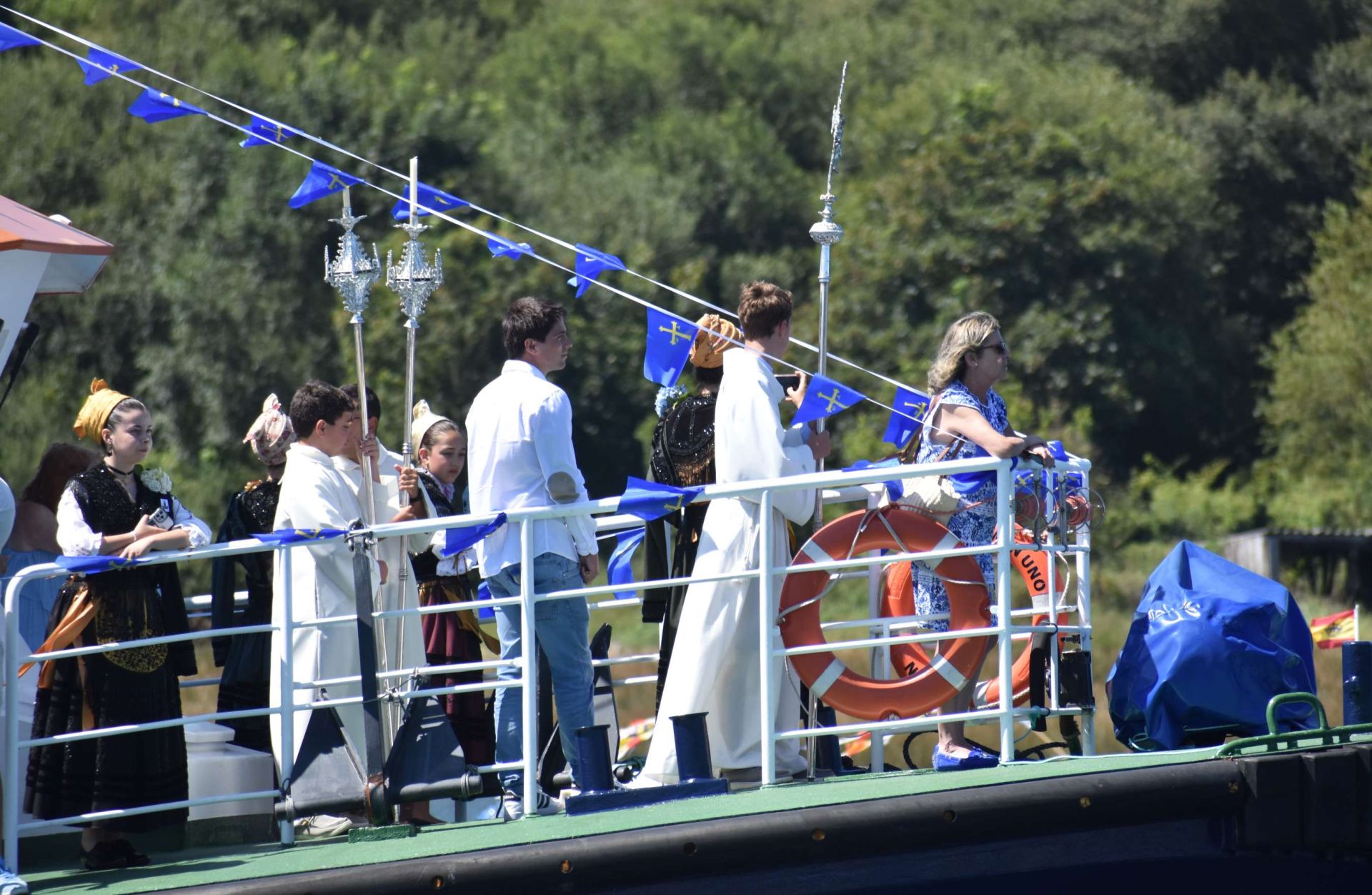 La Virgen de la Barca reina en Navia