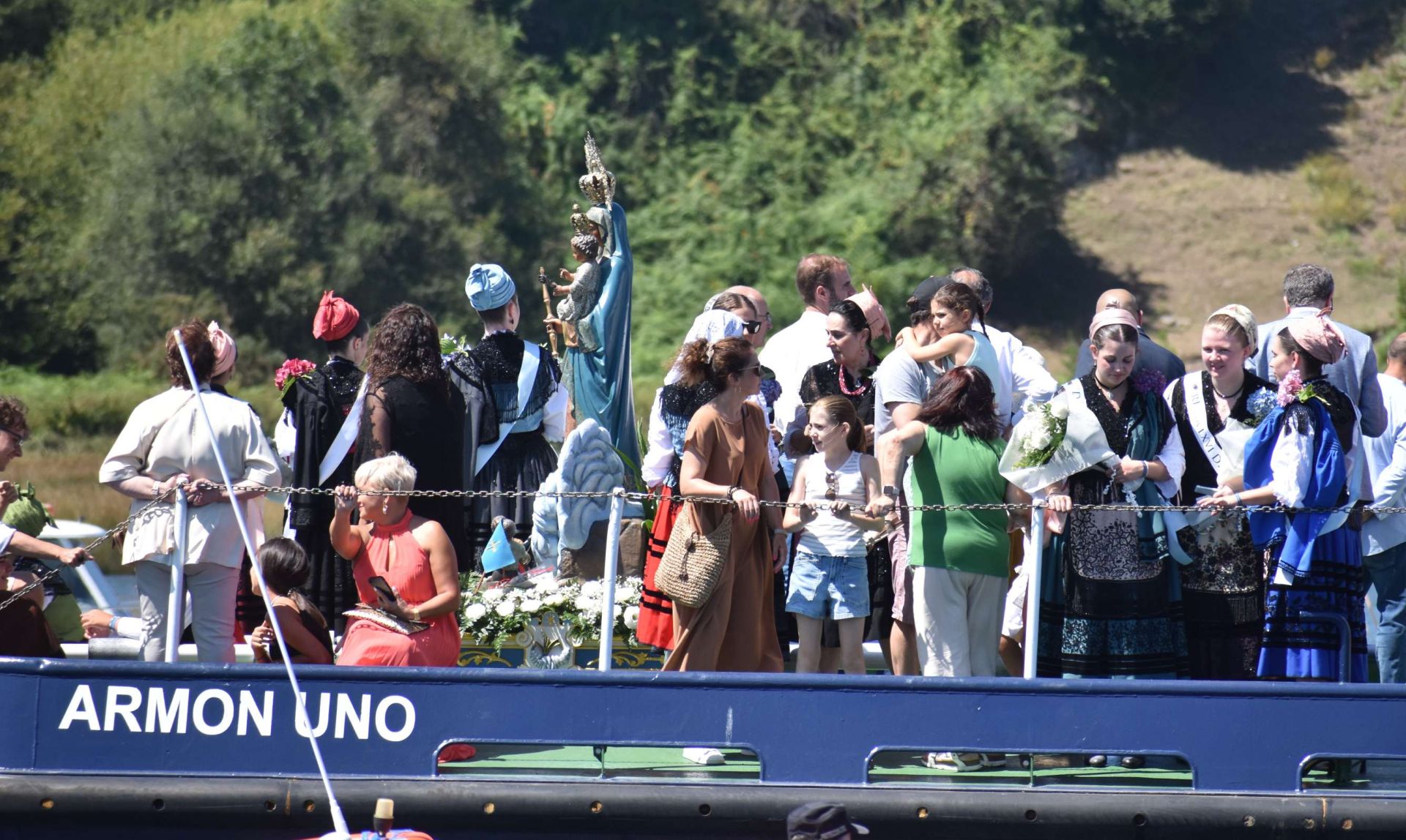 La Virgen de la Barca reina en Navia