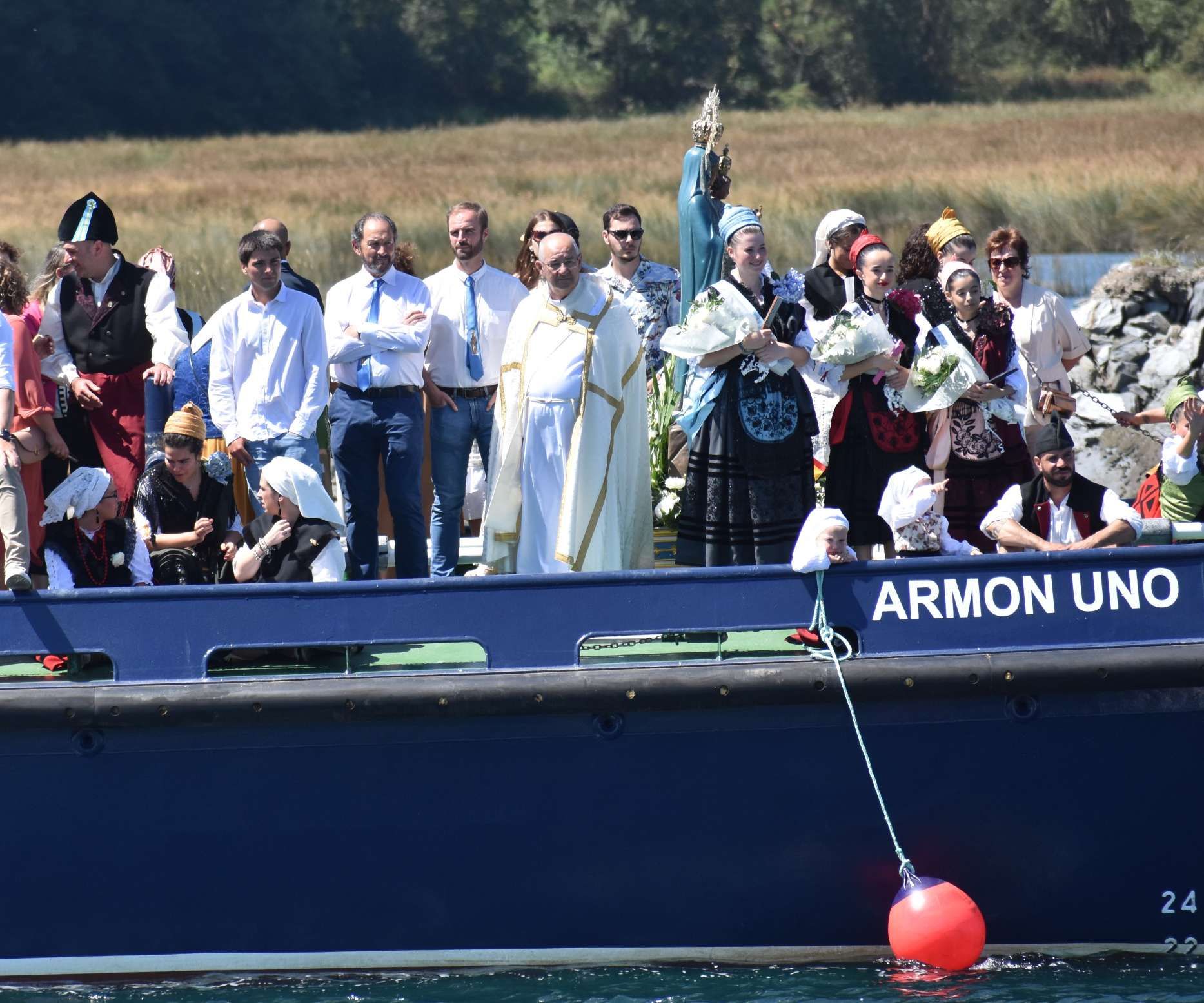 La Virgen de la Barca reina en Navia