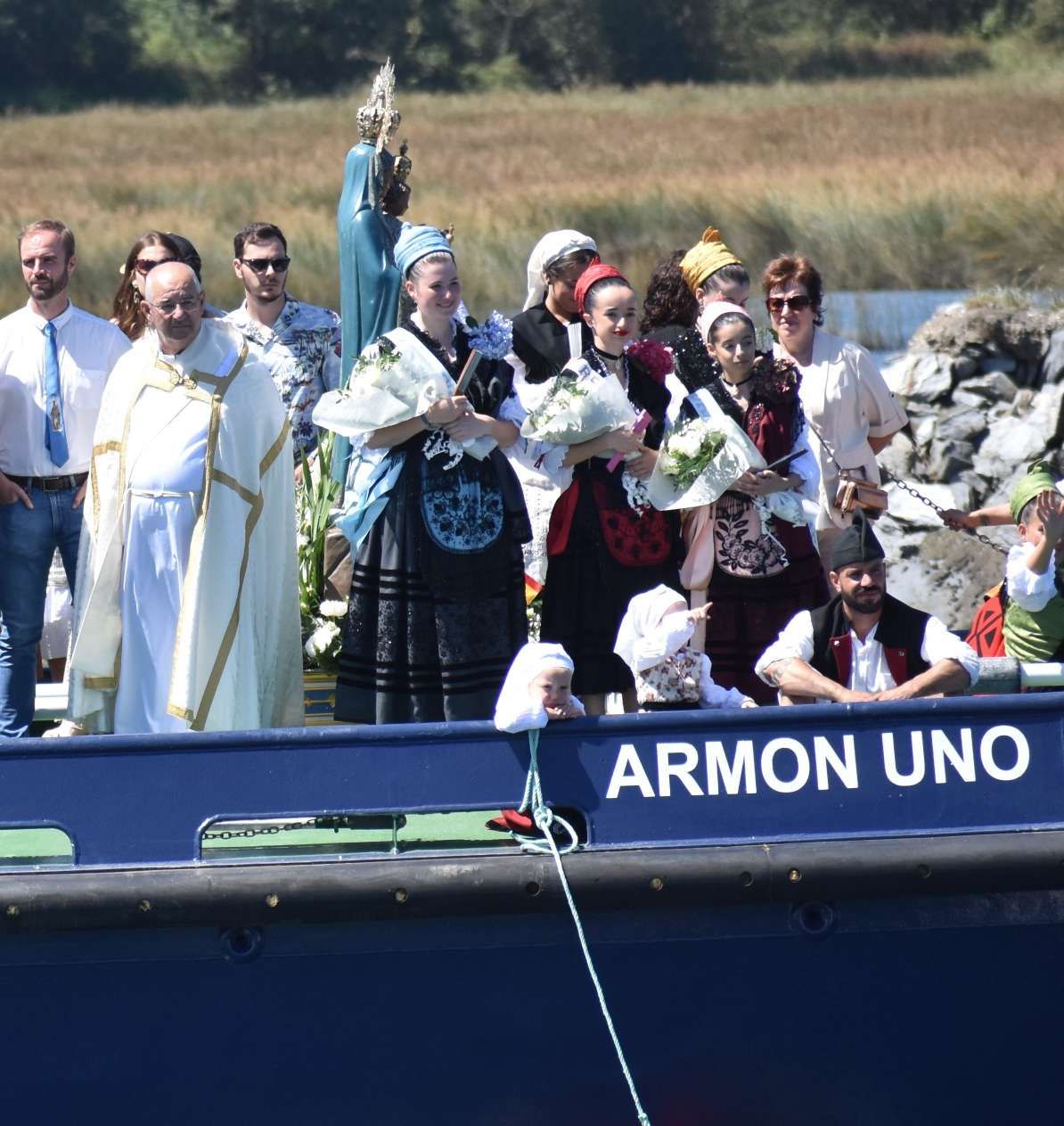 La Virgen de la Barca reina en Navia