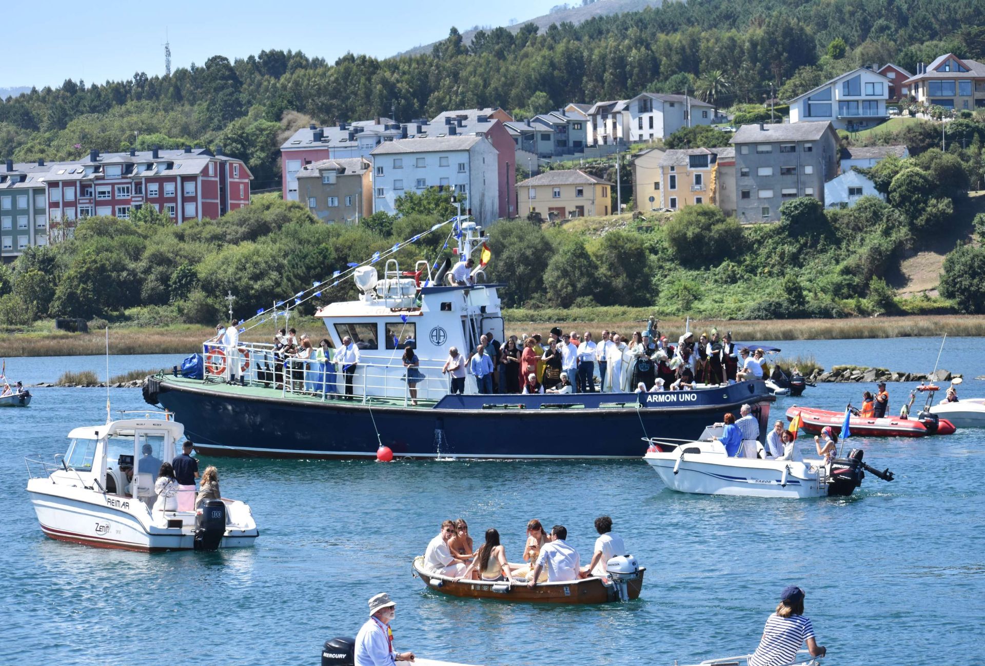 La Virgen de la Barca reina en Navia