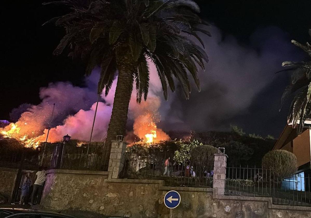 Incendio desatado junto a las viviendas en el Paseo de San Pedro, en Llanes.