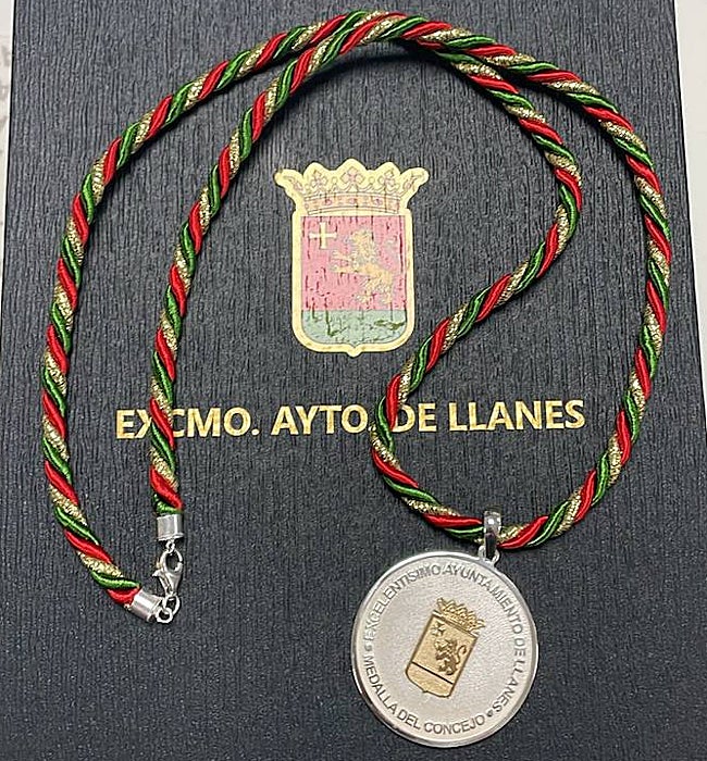 Detalle de las medallas entregada a los trabajadores municipales.