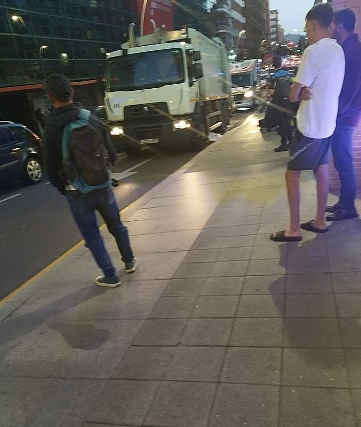 Imagen secundaria 2 - Lugar de los hechos del accidente y el vehículo de Cogersa que se vio implicado en el mismo.